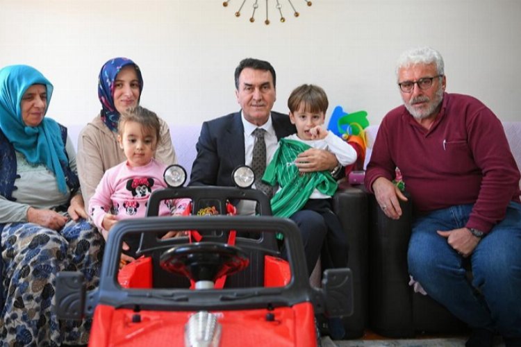 Minik Muhammed'in yüzünü Mustafa Dündar güldürdü -