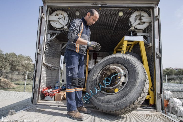 Mobil lastikçi araçları yolda bırakmıyor