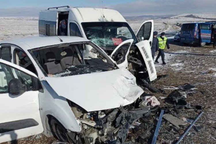 Niğde'de iki araç çarpıştı: 11 yaralı -