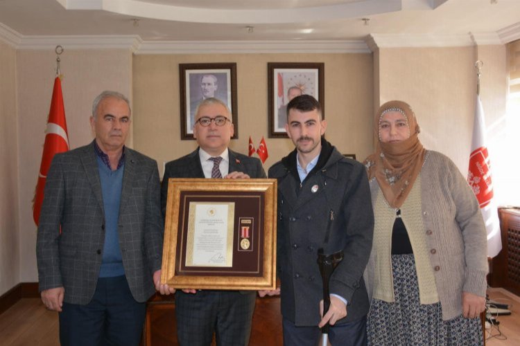 Niğde Valisi Şimşek gazilere 'Devlet Madalyası'nı verdi -