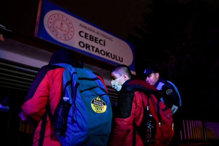 Öğrencilere reflektörlü çıkartma ve kol bandı -