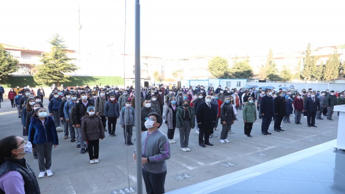 ÖĞRENCİLERLE İSTİKLAL MARŞI’NI OKUDULAR