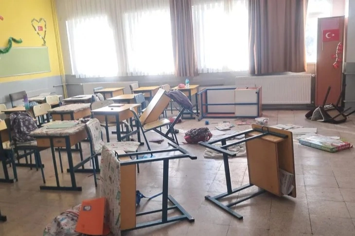 Okulda veli terörü! Gözü dönen veli sınıfı talan etti -