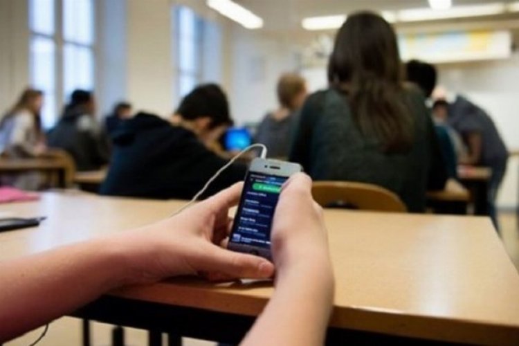 Okullardaki yasağı teknoloji bağımlılığı riskini azaltıyor -