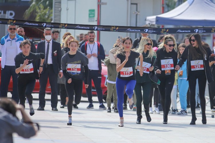 RUNAntalya'da yüksek topuklarla koştular -