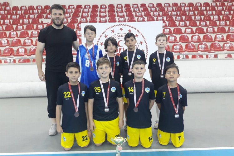 Sakaraylı minik hentbolcular Amasya'dan madalya ile döndü -