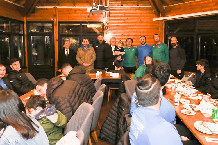Sakarya'da Başkan Yüce, hentbolcularla buluştu -