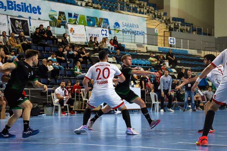 Sakarya hentbolda rakiplerine şans tanımıyor -