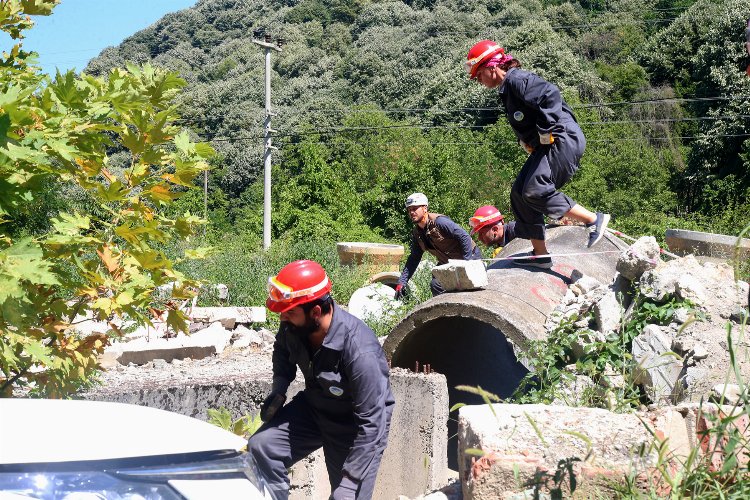 Sakarya'nın SABAK'ı enkazda nefes kesti -