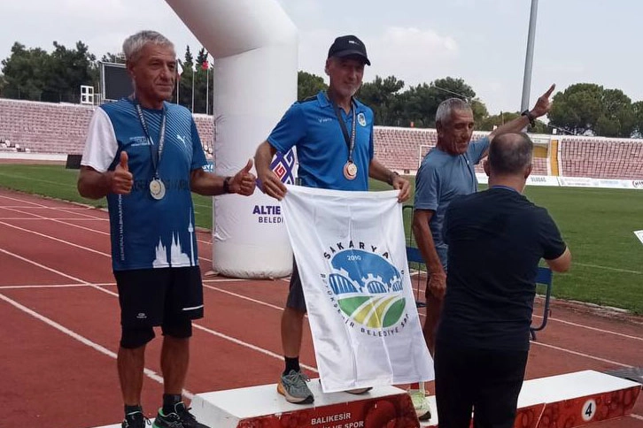 Sakaryalı sporcu altın madalyayla döndü -