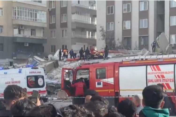 Şanlıurfa'da ağır hasarlı bina çöktü... Yaralılar var! -