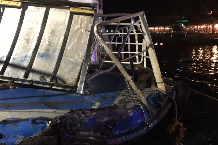 İstanbulda gemi ile gezi teknesi çarpıştı: 2 yaralı