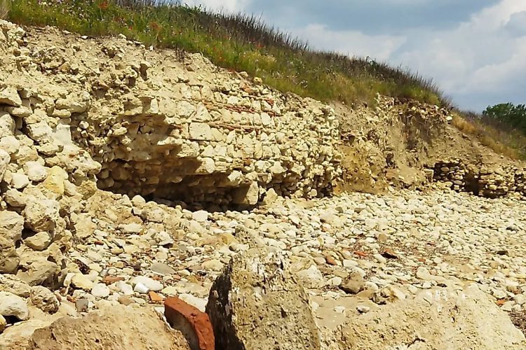 Tarihi kale kalıntıları yok oluyor -