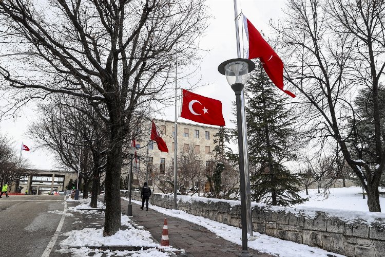 TBMM'de 'egemenliği' simgeleyen bayrak dışındaki tüm bayraklar yarıya indirildi -