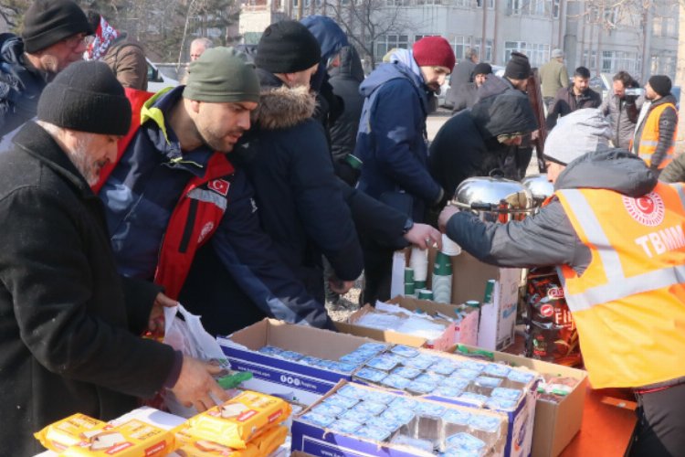 TBMM personeli Kahramanmaraş'ta sıcak yemek veriyor -