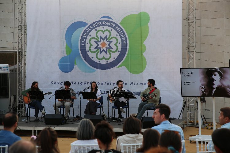 100 yıllık şarkılar Türkçe ve Rumca seslendirildi -