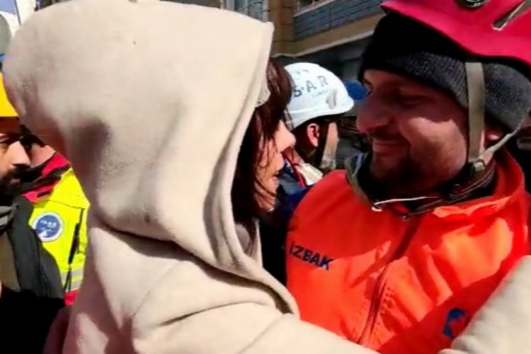 104. saatte yeni bir mucize! 42 yaşındaki Zeynep enkazdan sağ kurtarıldı -