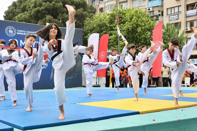19 Mayıs Bergama'da törenle kutlandı -