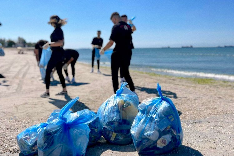3 yılda 35 bin metrekare sahili temizlediler -