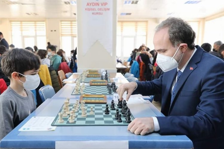 5 Şubat Satranç Turnuvasında ilk hamle Uslu'dan -
