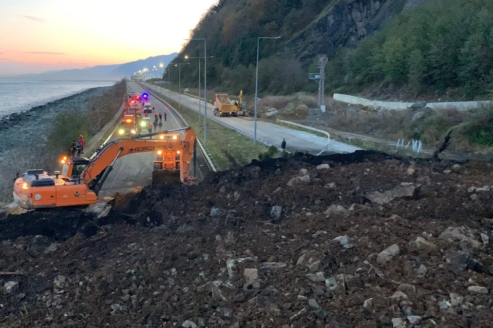 Artvin'de heyelan kabusu: Dağ koptu yola indi! O yol çift yönlü ulaşıma kapandı! 