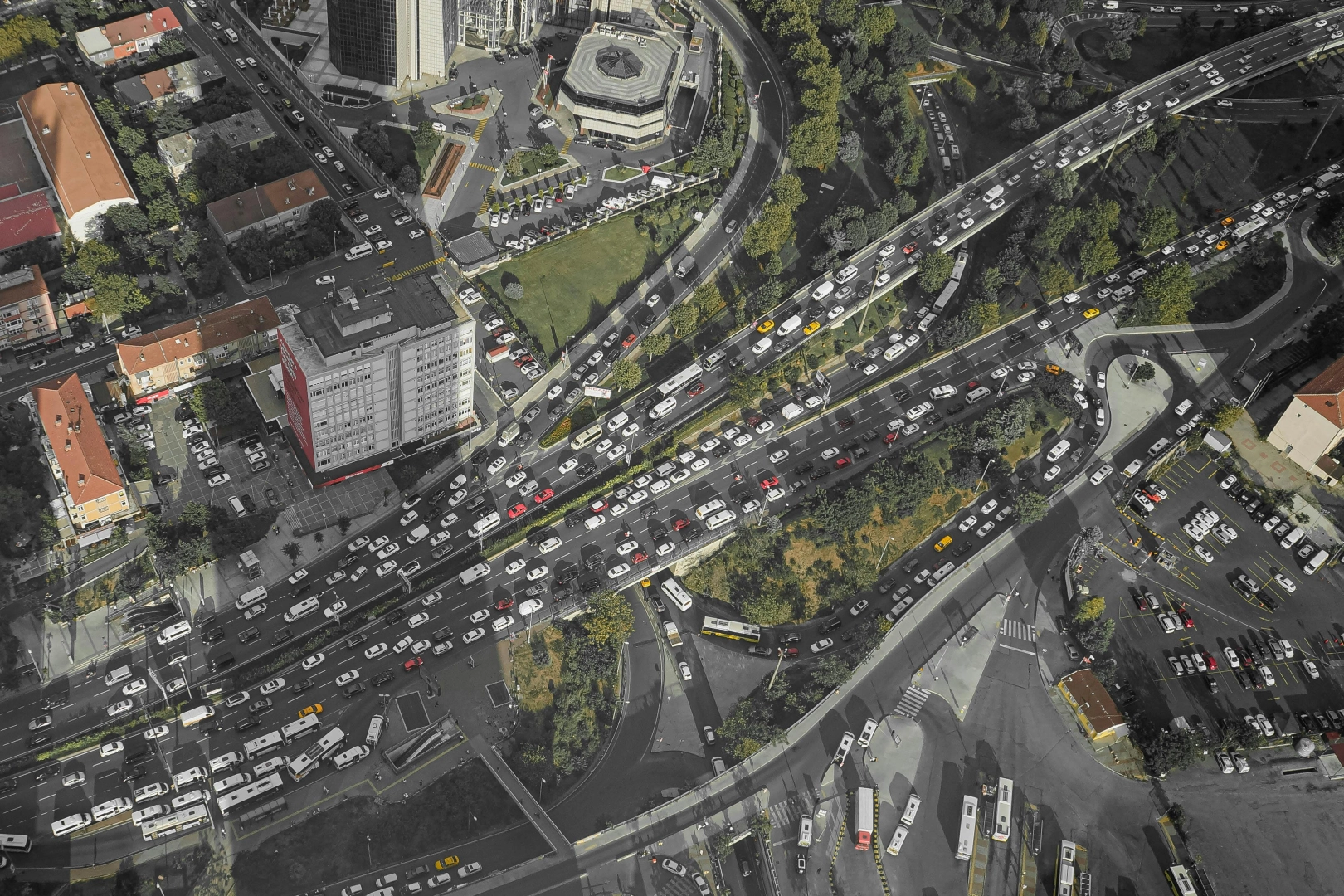 Sadece İstanbul'un değil megaşehirlerin ortak problemi... Her gün park yeri arayışı 23,5 milyon dakika kaybettiriyor! 