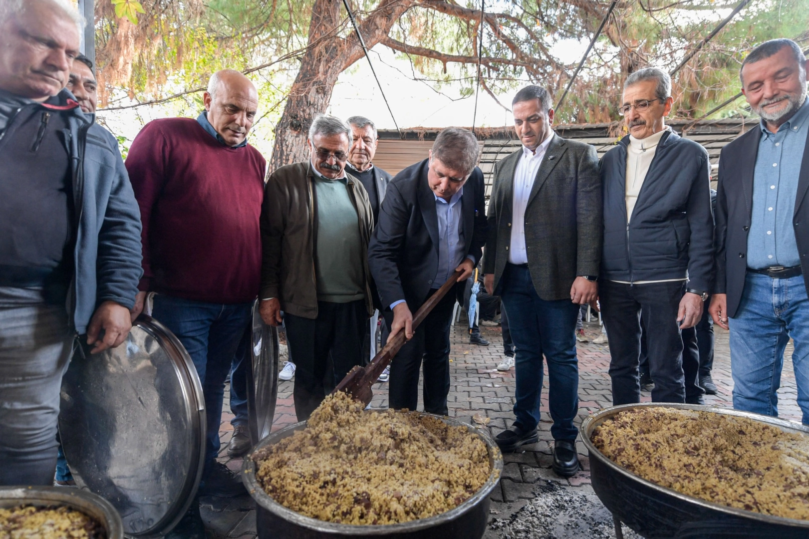 İzmir'de gönüller bir oldu, lokmalar paylaşıldı 