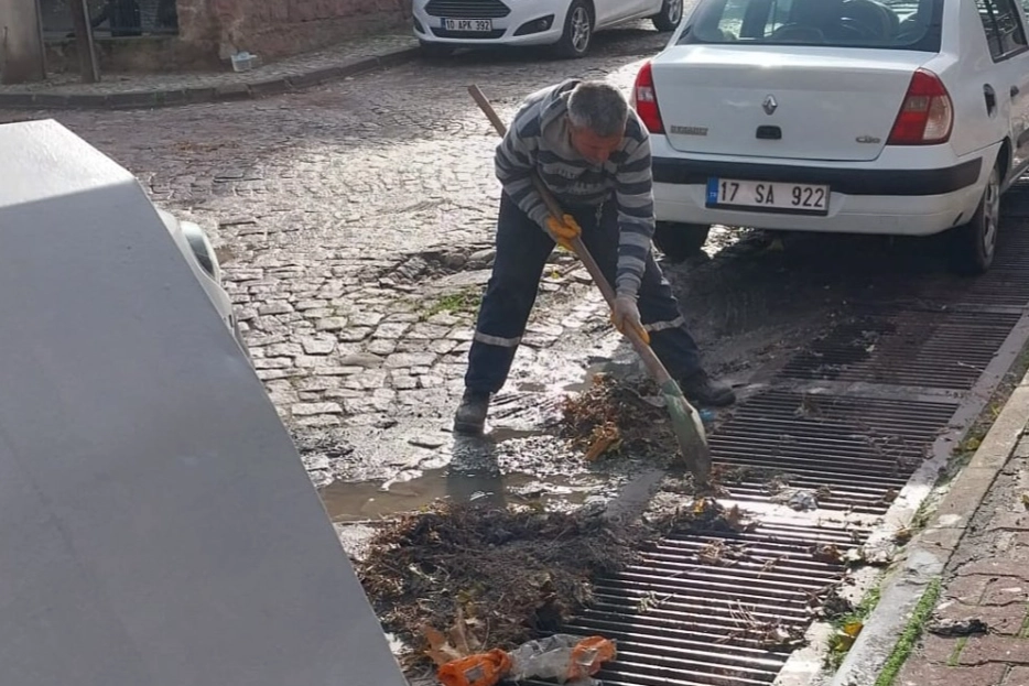 Ayvalık'ta yağmur sonrası dip bucak temizlik 