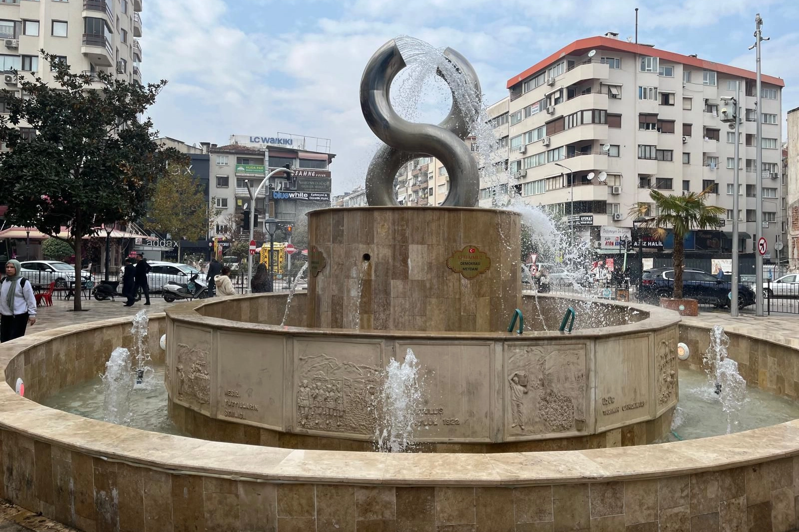 Manisa'da kentin havuzlarına Büyükşehir bakımı 