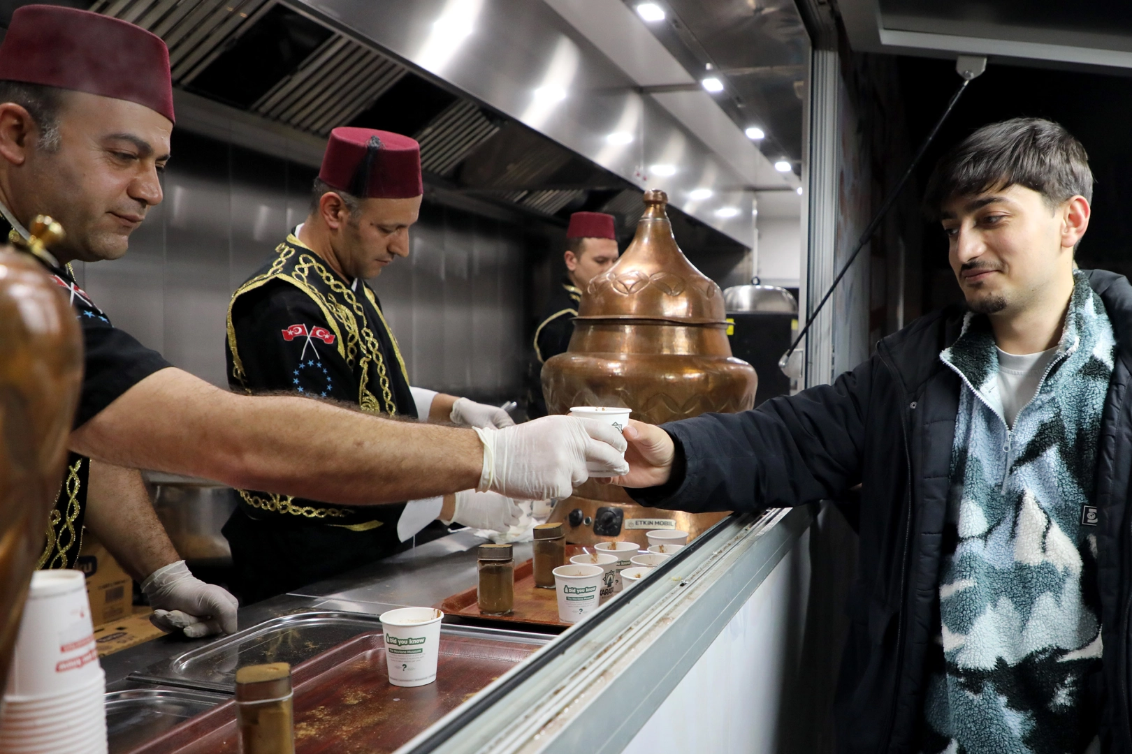 Konya'da Şeb-i Arus'a özel Karatay'dan sahlep ikramı 