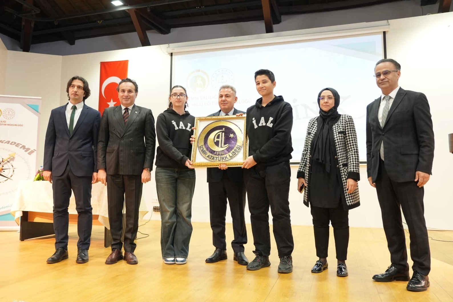 İzmir'de TÜBİTAK Bilim Olimpiyatları hazırlık eğitimleri tamamlandı 