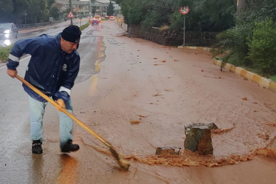 Muğla Marmaris'te ekipler sağanak seferberliğinde 
