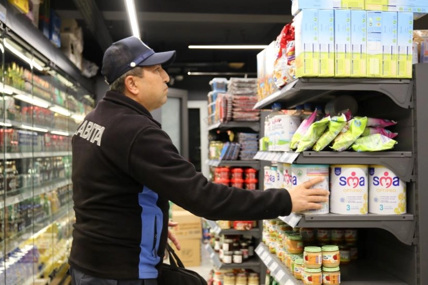 Antalya Kaş’ta zabıta ekipleri zincir marketleri denetledi 