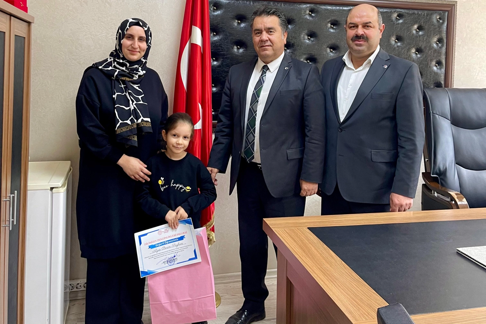 7 yaşındaki Azra Sözlük Tasarım Yarışmasında Mardin Birincisi 