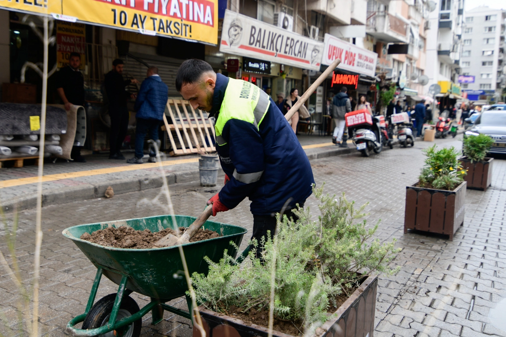 İzmir Bornova'da pazaryerine trafik düzenlemesi 