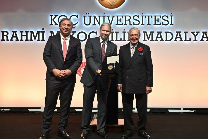 Rahmi M. Koç Bilim Madalyası'nın sahibi Prof. Dr. Atatüre oldu 