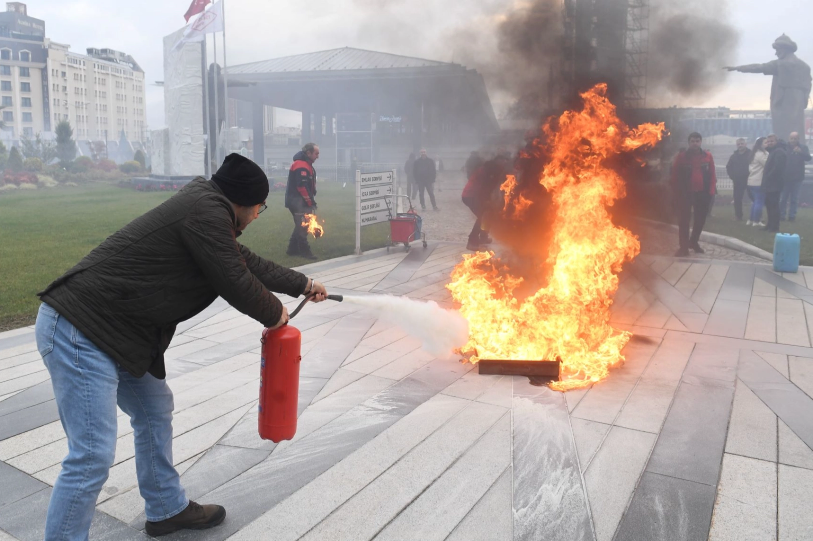 Bursa Osmangazi’de başarılı deprem ve yangın tatbikatı 