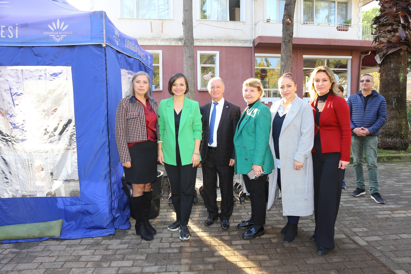 İzmir Karabağlar'da hizmet mahallelere taşındı 