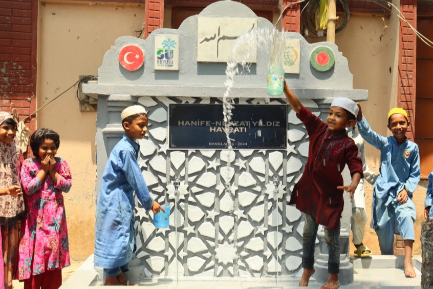 Bangladeş'de Türkiye umut kuyuları açıyor 
