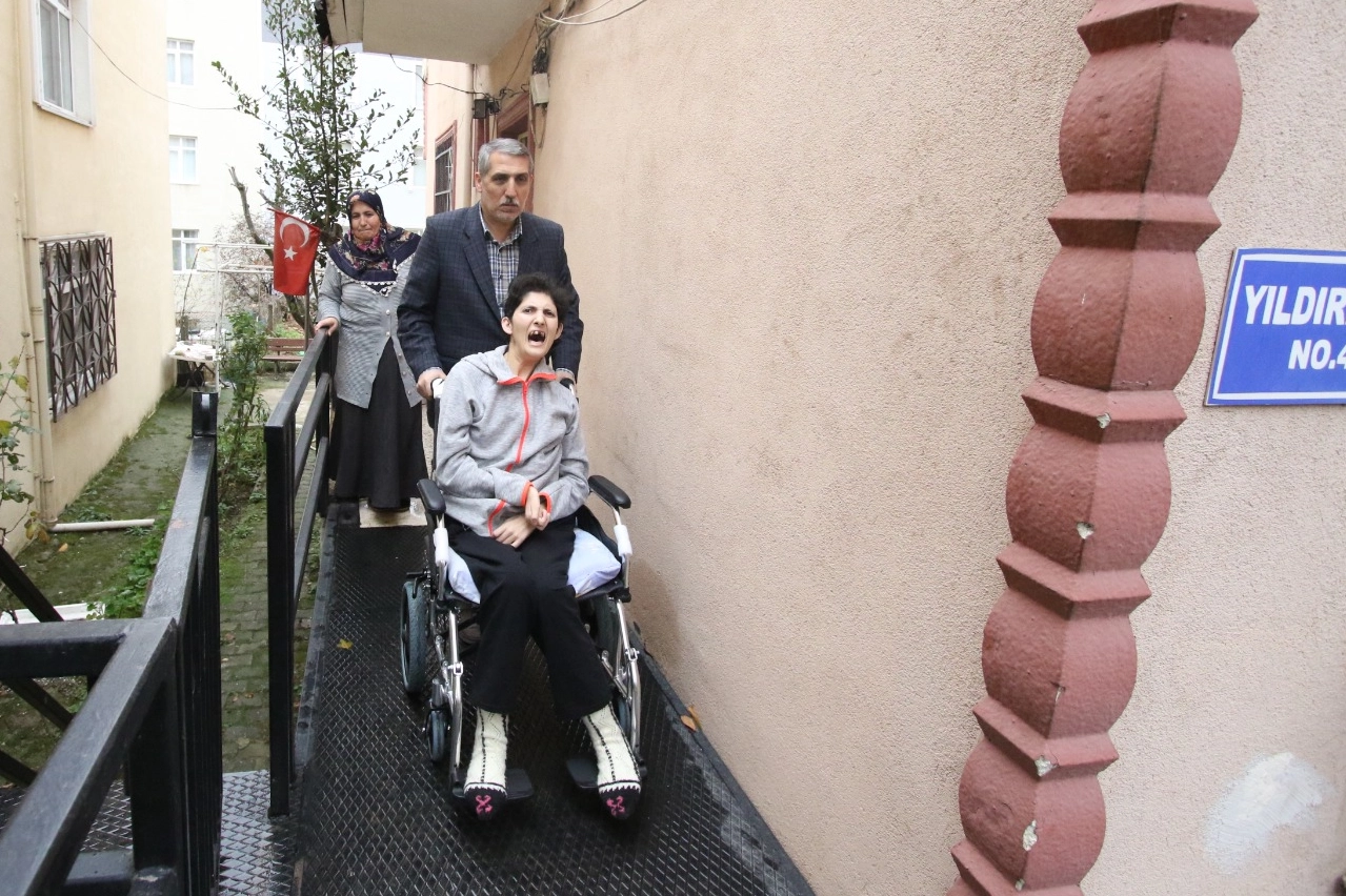 Kocaeli Büyükşehir'den engelli bireye özel rampa 