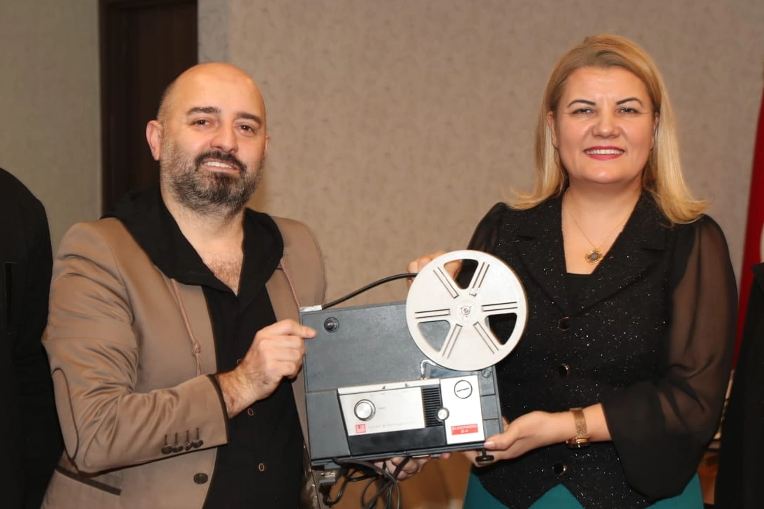 İzmit’te Oyuncak Müzesi’ne nostaljik film makinası bağışı 
