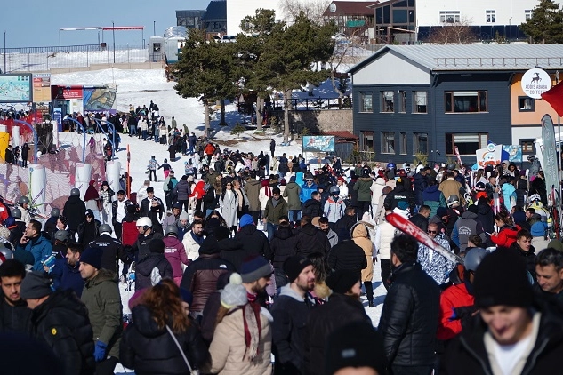 Kayseri Erciyes'e hafta sonu turist akını 
