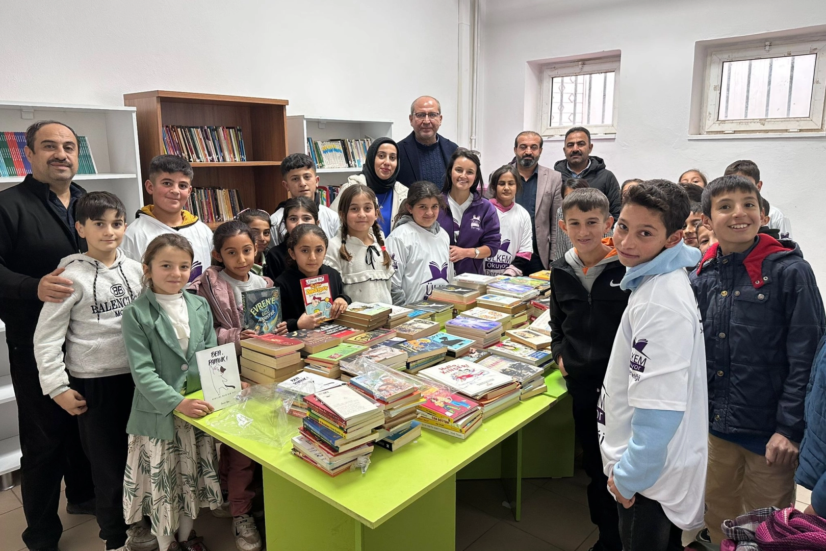 Deprem bölgesindeki okullara kitap desteği... 10 binden fazla kitap teslim edildi 