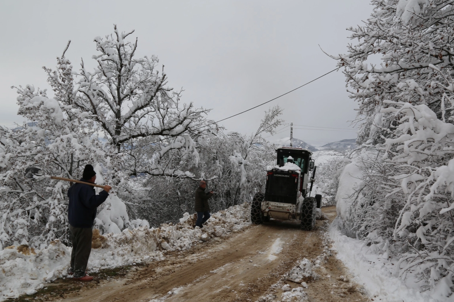 Artvin'de kar köylere ulaşımı kesti 
