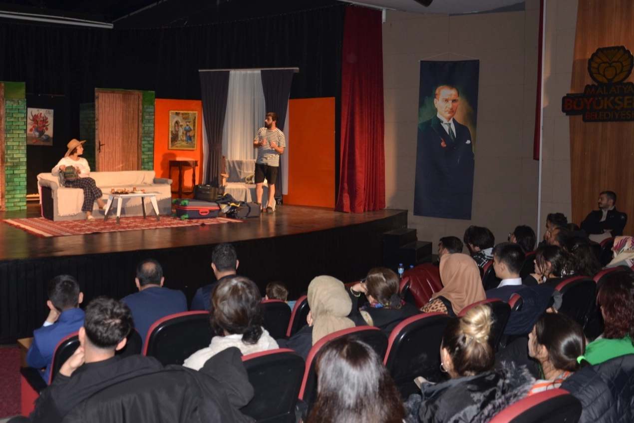 'Kalbin Tek Arkadaşı' tiyatro oyunu sahnelendi 
