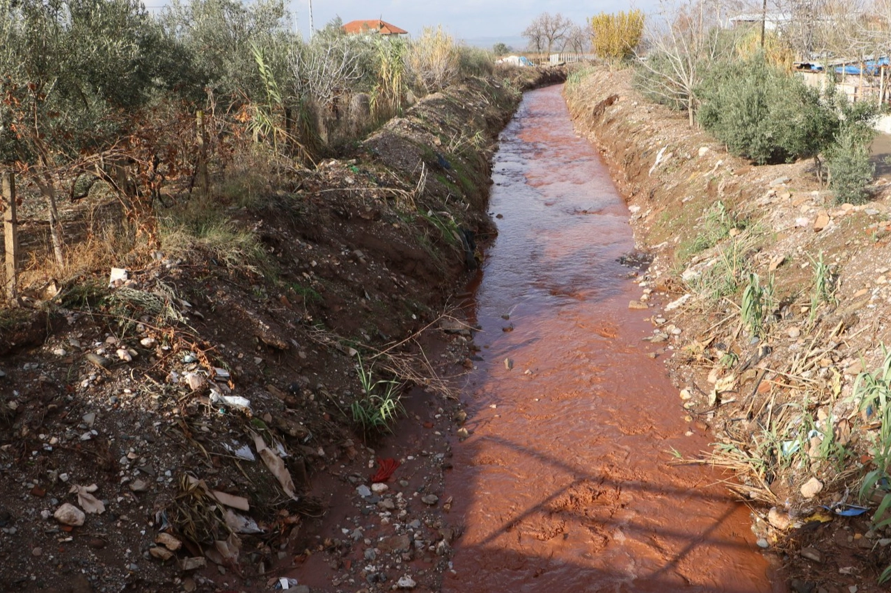 Manisa'da dereler taşkın riskine karşı temizleniyor 