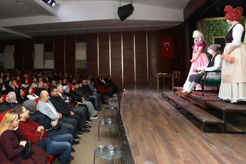Bursa İnegöl'de 'Hastalık Hastası' seyirciyle buluştu 