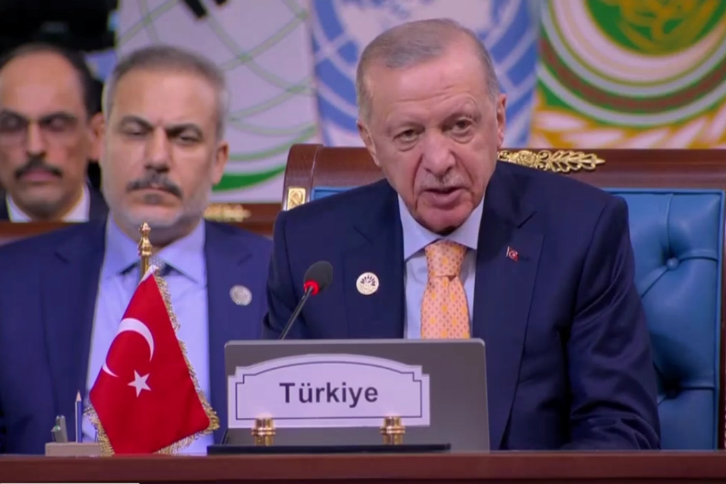 Erdoğan D-8'den mesaj verdi: Çok güçlü tepki vermeliyiz 