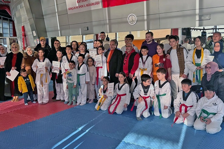 Kayseri Talas'ta tekvandocular kuşak taktı 