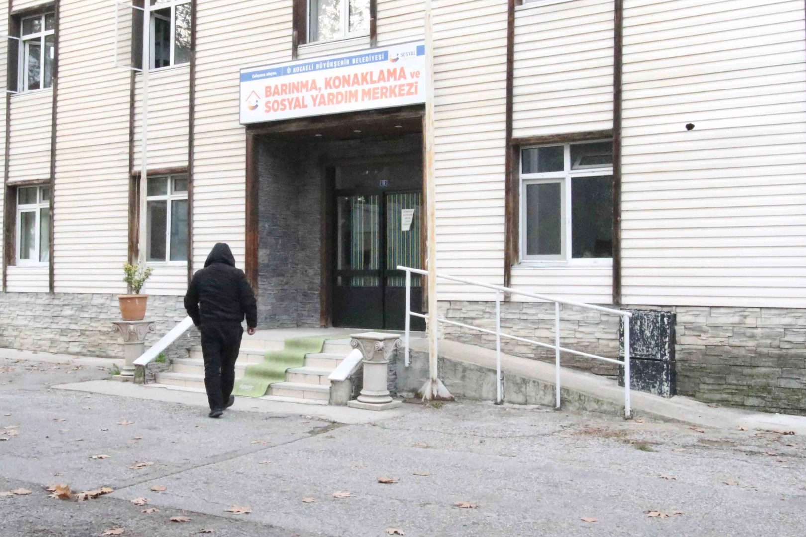 Kocaeli soğuklarda kimsesizlerin kimsesi oluyor 